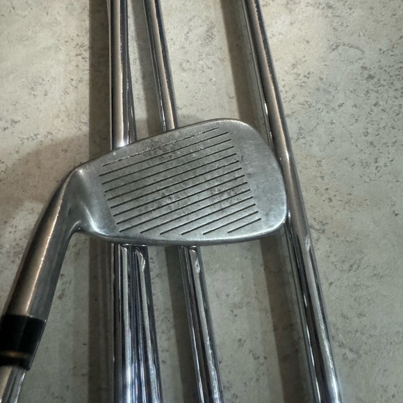 Tour Edge 5 Pc Iron Set In Right Handed 
Steel shafts - Picture 3 of 9
